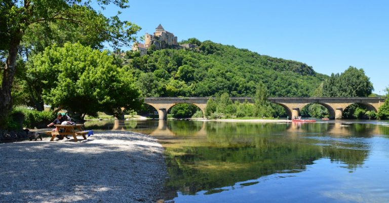 Découvrez l'itinéraire parfait pour un road trip mémorable en Dordogne secrets et incontournables